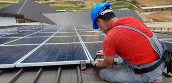 impianti fotovoltaici Roma: foto del montaggio di un pannello solare